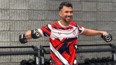 تريزيجيه يخطف الأنظار أثناء أداء التمارين داخل الجيم