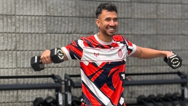 تريزيجيه يخطف الأنظار أثناء أداء التمارين داخل الجيم