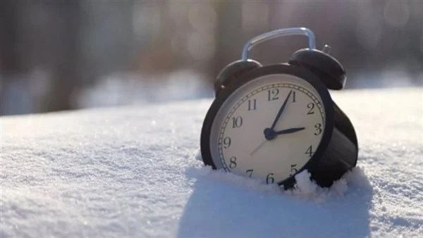 العد التنازلي لتغيير الساعة.. مواعيد تطبيق التوقيت الشتوي وقرارات الحكومة بشأن مواعيد غلق الأنشطة التجارية
