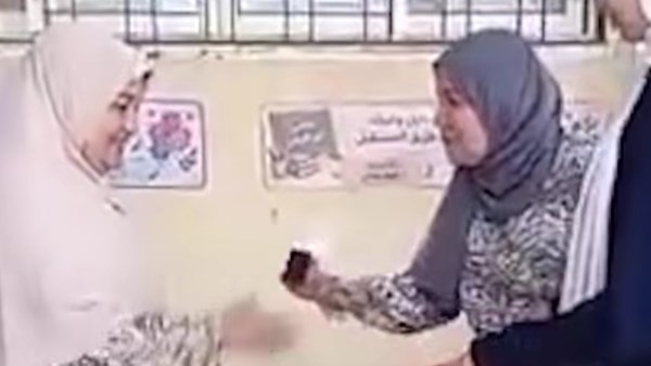 لفتة وفاء للمعلمين.. مديرة مدرسة بدمياط تفاجئ المدرسين بهدايا تذكارية لفتة وفاء للمعلمين.. مديرة مدرسة بدمياط تفاجئ المدرسين بهدايا تذكارية