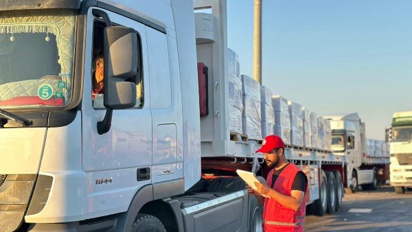 إدخال عشرات الشاحنات المحملة بالمساعدات الإنسانية والطبية إلى غزة