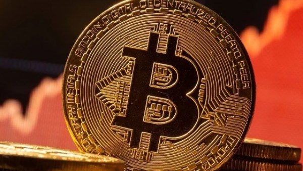 “بيتكوين” تكافح للاستقرار فوق 83 ألف دولار وسط مخاوف من تصفية مراكز التداول