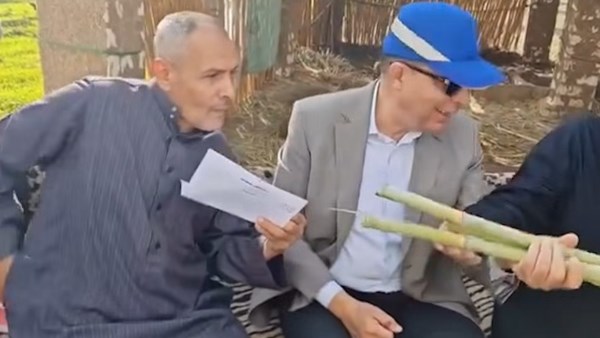 محافظ المنيا يلتقي أهالي كفر خزام ويستمع إلى مطالبهم وشكاواهم