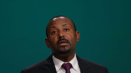 إثيوبيا على حافة الانفجار.. أول تصريح من قائد جبهة تيجراي بعد اندلاع الحرب ضد آبي أحمد
