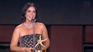 رانيا يوسف توجه رسالة مؤثرة إلى منى زكي بعد تكريمها: فخورة إني زميلتك
