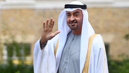 بصورة من طفولته وإهداء بخط اليد.. محمد بن زايد يوجه رسالة للمعلمين في يومهم العالمي