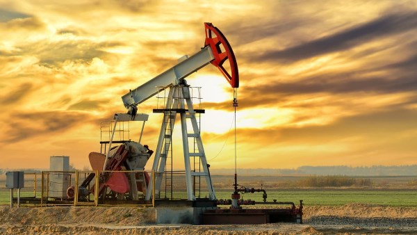 ماذا يحدث للاقتصاد وأسعار السلع إذا وصل النفط إلى 120 دولارًا للبرميل.. خبير يجيب